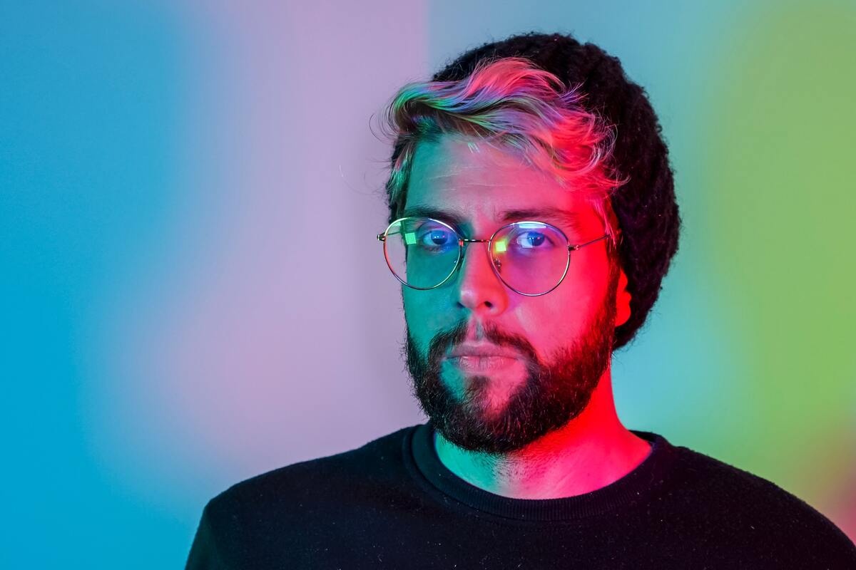  작가 인물 사진